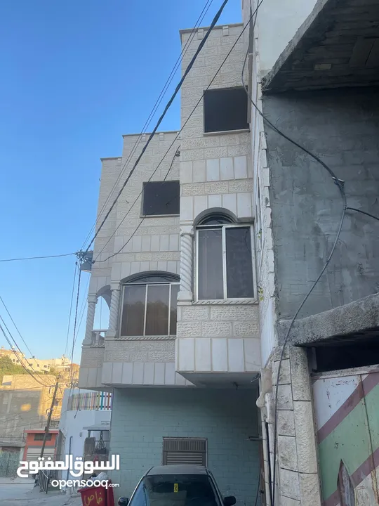 منزل اربع طبقا للبيع برقين الشارع الرئيسي