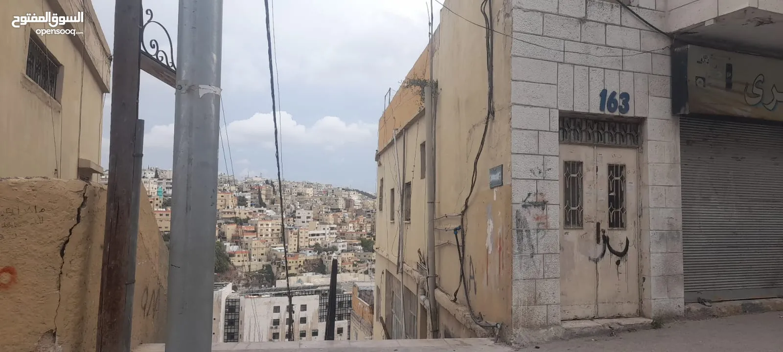 عمارة  تتكون من اربع طوابق كل طابق يحتوي ع شقة مع مخزنين تجاريين ع الشارع