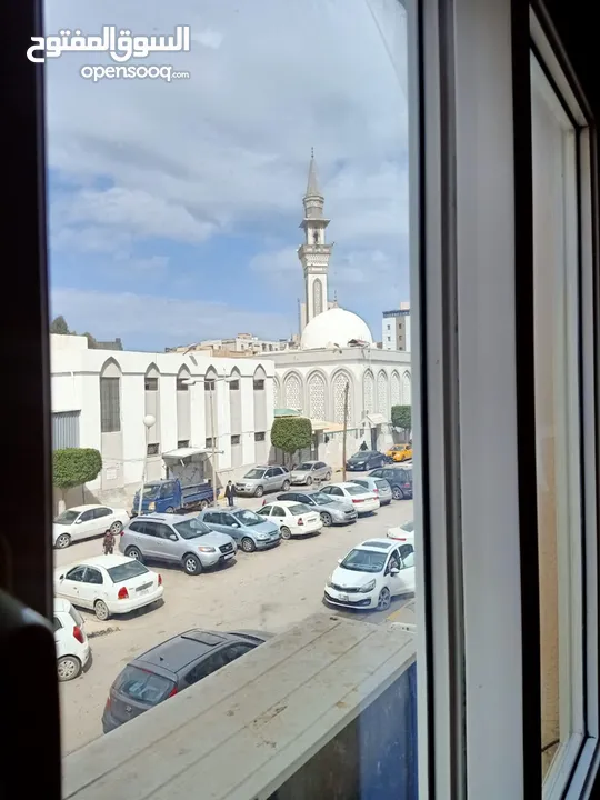  شقه للبيع بالدور الاول في شارع المسيره الكبري أمام مسجد أبو منجل متفر
