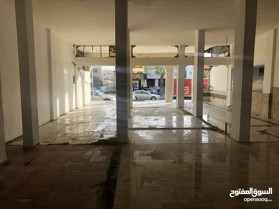 ثلاث محلات تجاريه ومخازن علي شارع 36 التجاري الزرقاء الجديدة في افضل موقع في الشارع