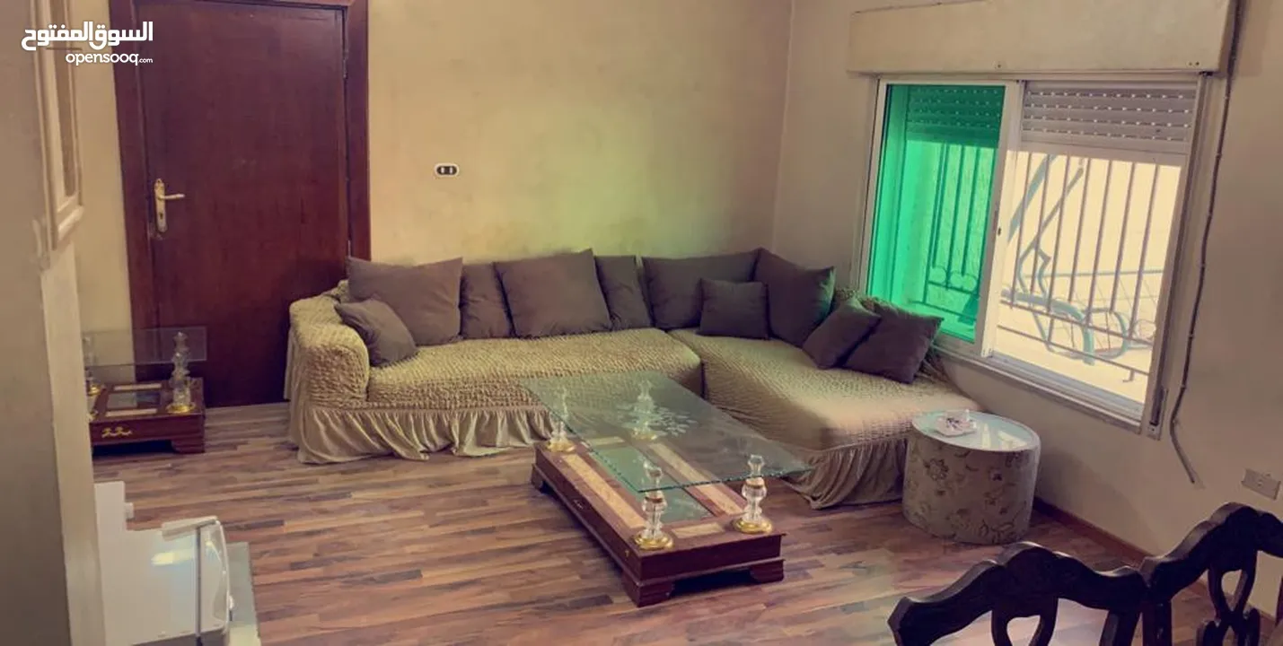 شقة ارضية مع ترس كبير مفروشة بجبل الحسين للإيجار