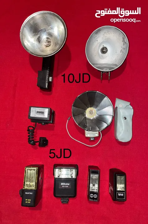 كاميرات قديمة وبعض لوازم التصوير. الأسعار على الصور.