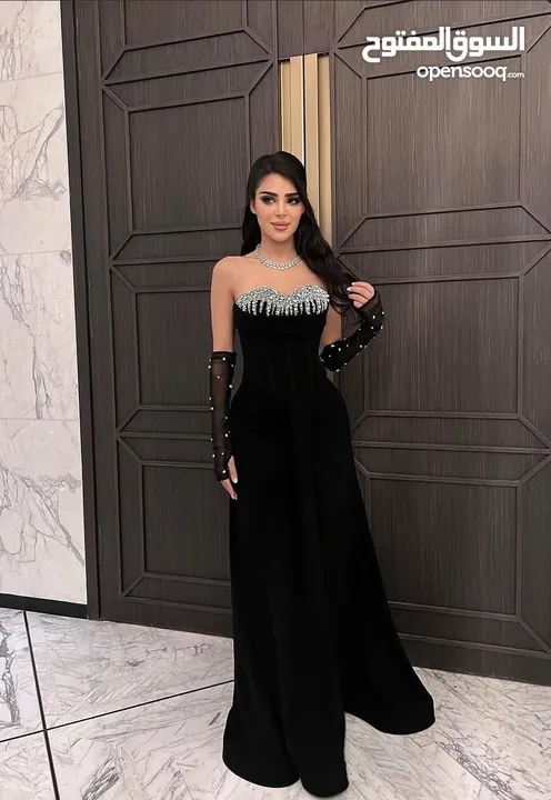 فستان اسود فخم مرصع بالخرز الفضي مع كفوف سوداء للسهرات والأعراس للبيع  او للإيجار بسعر مناسب