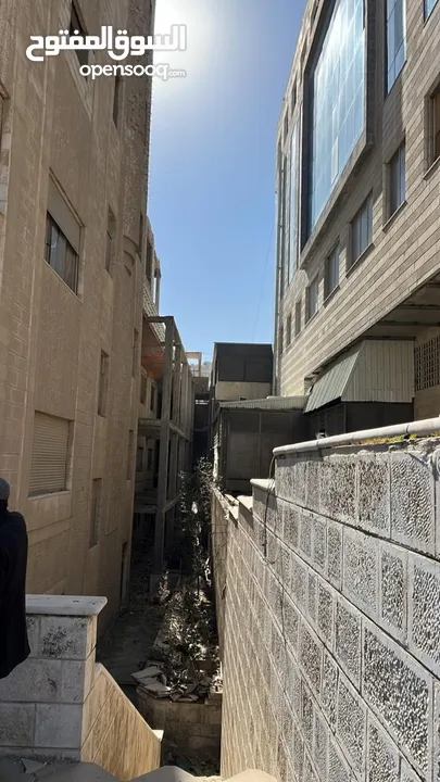 مجمع تجاري للبيع  على اوتستراد الزرقاء بموقع ممتاز جدا