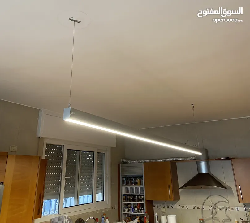 ثريا  طولية متدلية  LED  بطول 3  متر   شبه جديد ومجهزة بتوصيلات تعتيم Dimming