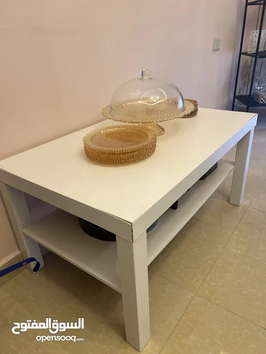 طاولة ايكيا لون ابيض بحالة ممتازة للبيع