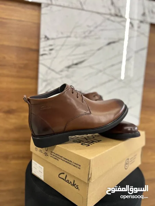 حذاء Clarks الجلد الطبيعي، هتجمع بين الشياكة وجودة التفاصيل في تصميم يليق بمكانتك.صناعه فيتنامي