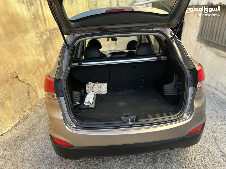 2009 ‏Hyundai توسان LX20 اربع ابواب، اللون فيراني، الكراسي جلد والسيارة 92,000 كيلو فقط وبحالة رائعة