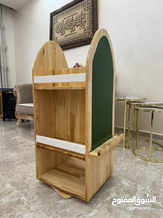 مكتبة اطفال مع قاعدة متحركة