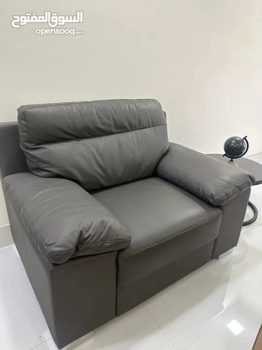 sofa .أريكة