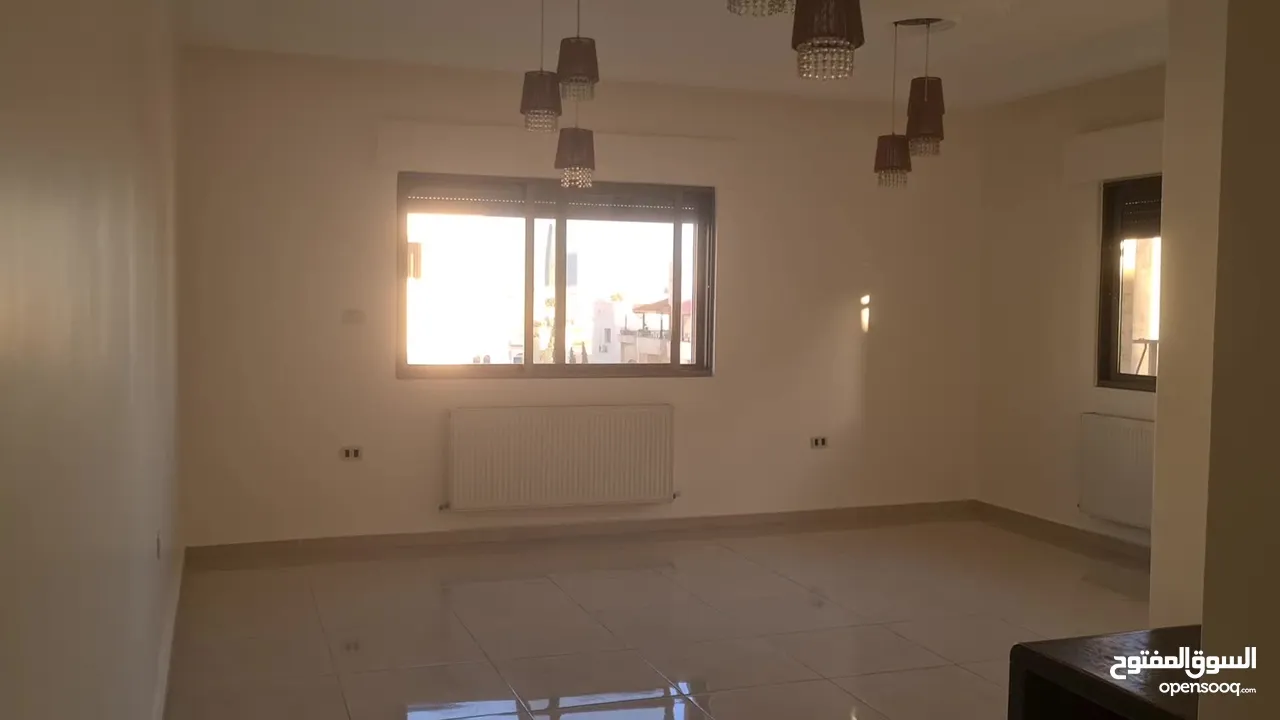 شقة طابق 2 قرب سيفوي الشميساني للبيع