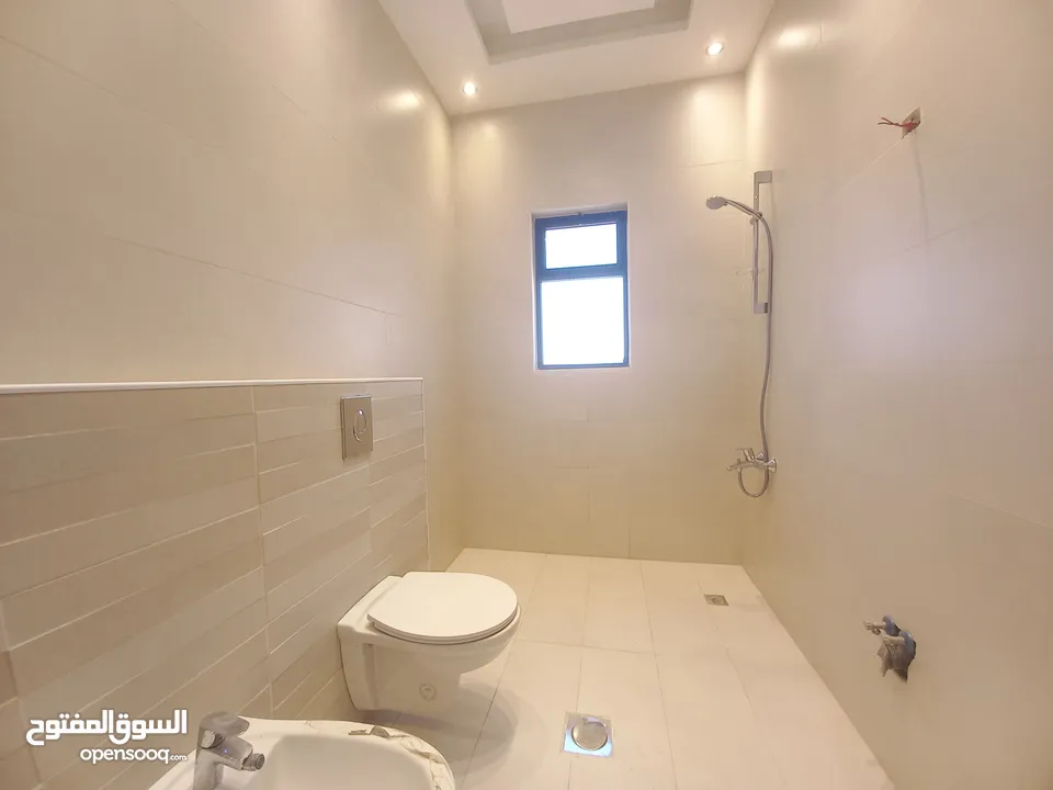 Unfurnished Apartment with Roof For Rent In Abdoun  ( Property 34122 )-174813184