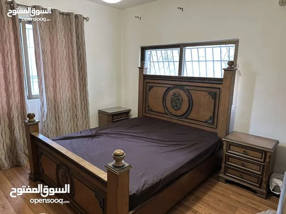 سرير مجوز وكومدنتين وتسريحه خشب لتيه وزان بحاله ممتازه بدون خزانه