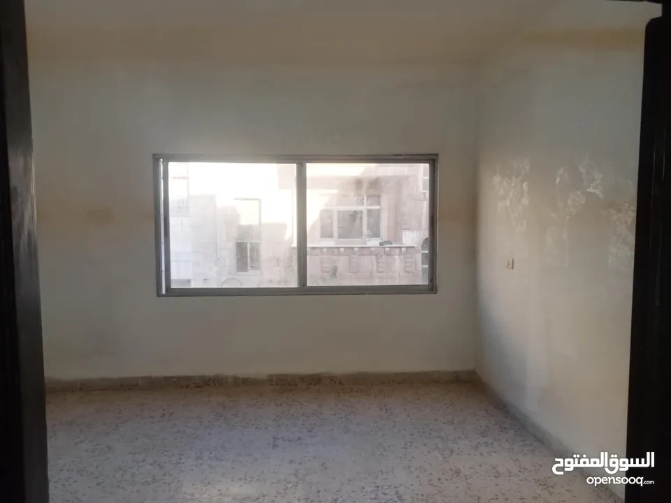 شقة للبيع بسعر مغري حي الحسين