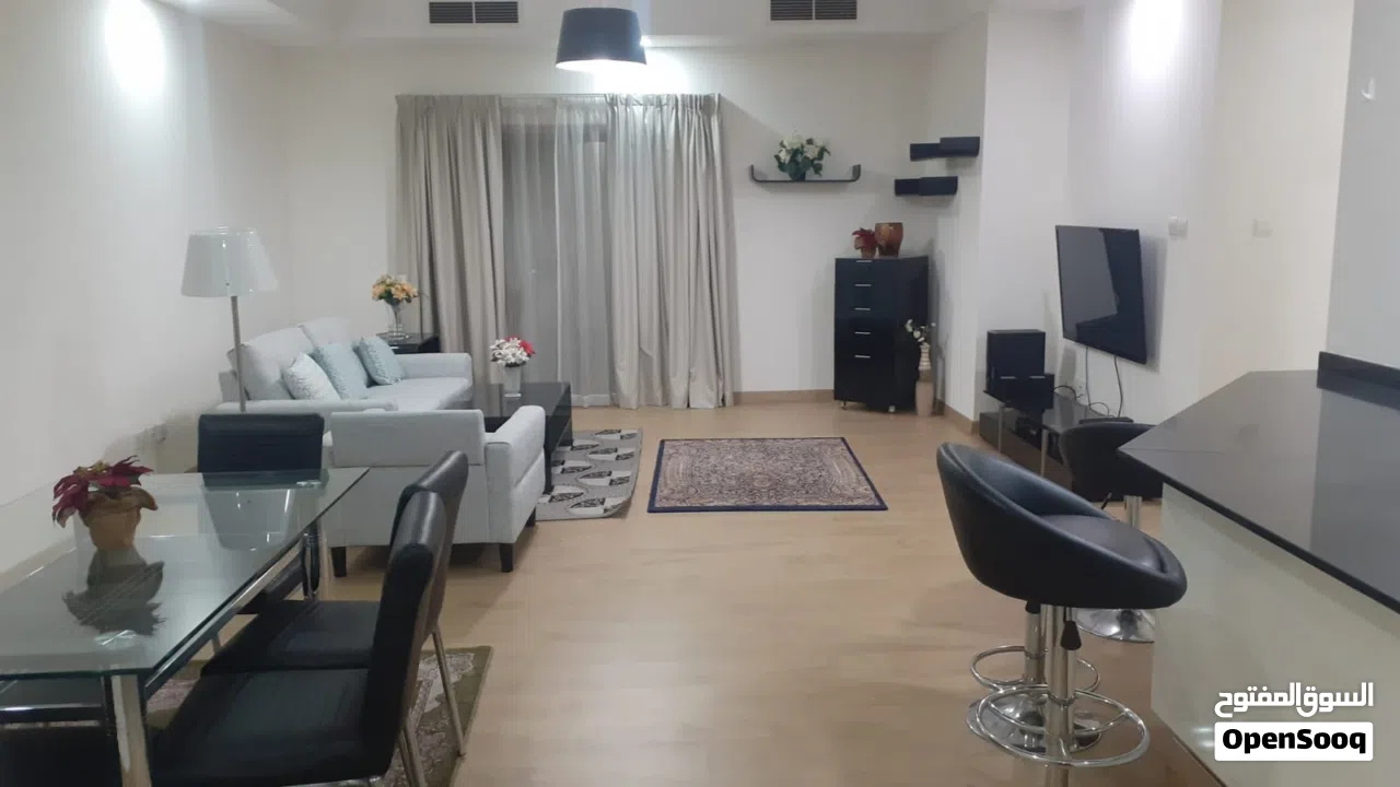 شقة كبيرةمفروشه في الجفيرمن غرفتين تملك حر للبيع