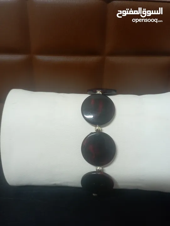 ثلاثة أساور باللون الأسود والبني والذهبي كل إسوارة 5 شيكل