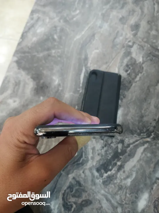 هاتف ايفون X نظيف جدا استعمال شهرين  مش مغير اشي.  بطاريه 99. غير قابل للبدل   اقرا الوصف