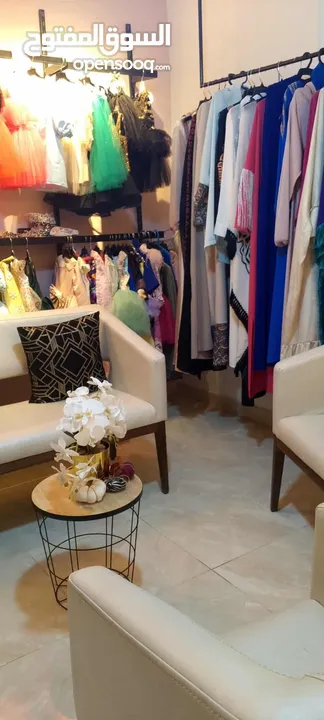 محل ملابس  سهره ستاتي واطفال مع مخيطه للبيع بكافه معداتها للبيع