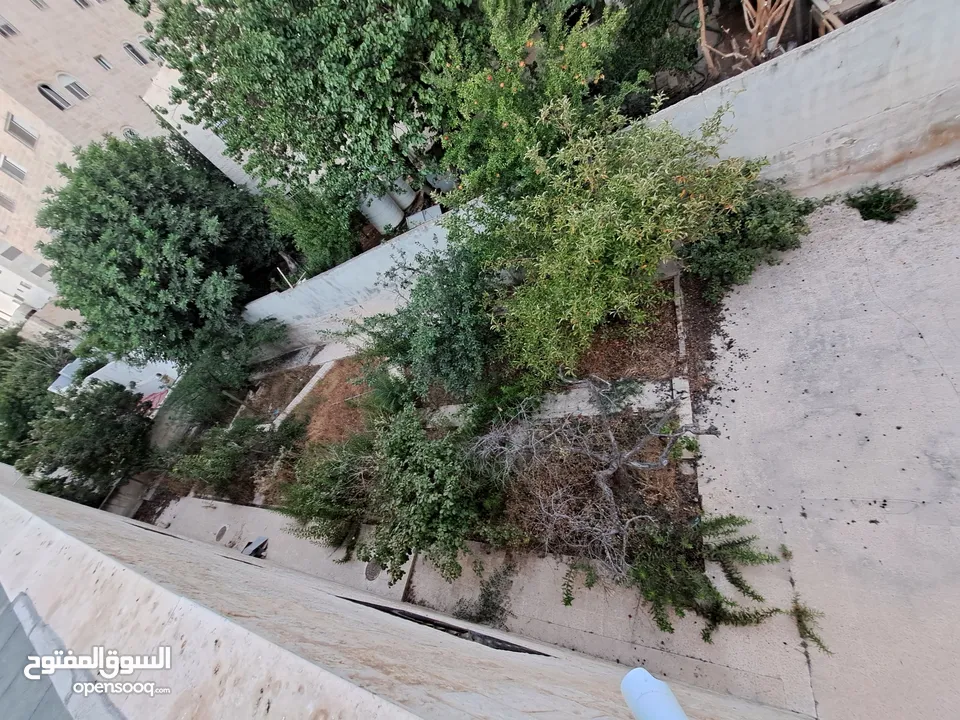 منزل مستقل للبيع الجبيهة/ دوار المنهل- للبيع المستعجل في منطقة هادئة وجيران محترمين حدائق وساحات