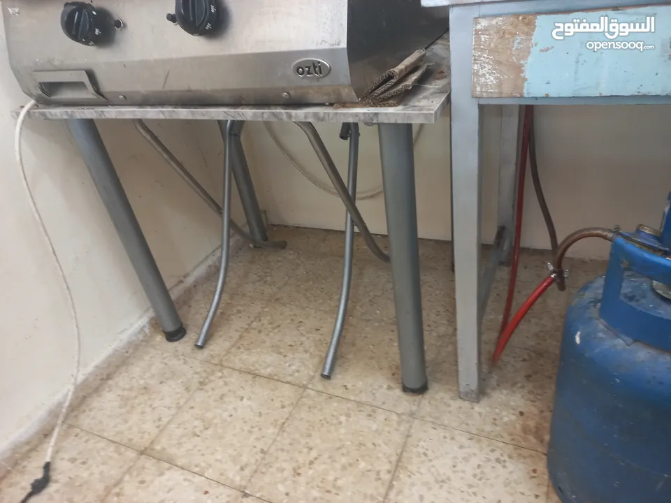 اغراض مطعم توست للبيع كامله