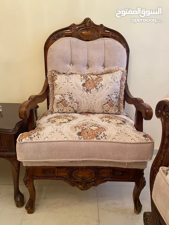 طقم كنب مميز بحالة ممتازة للبيع