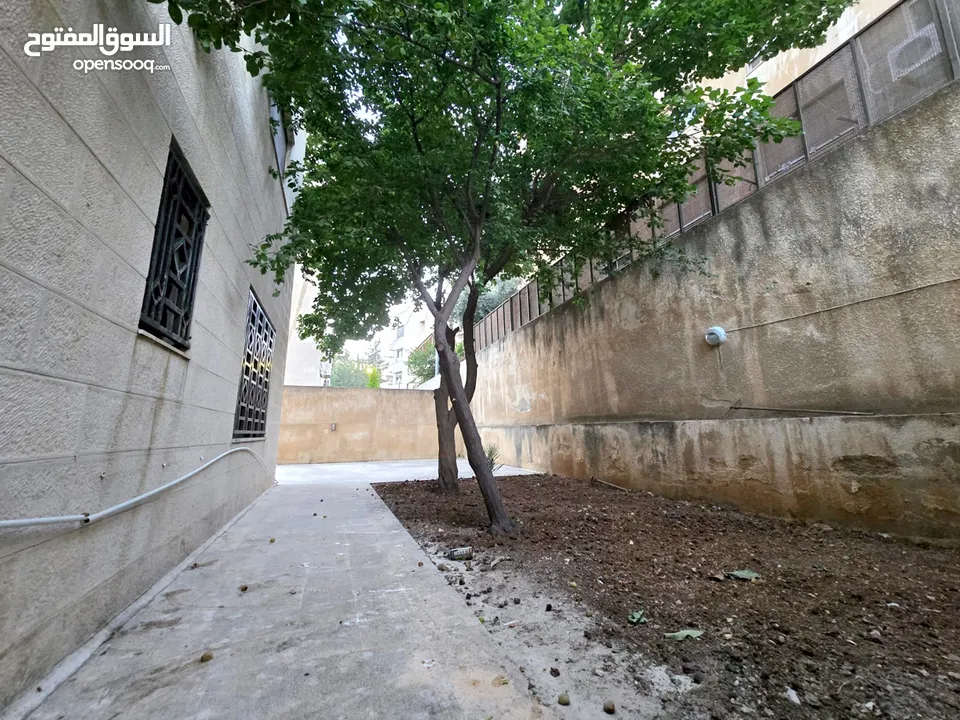 عبدون شقة مفروشة جديد 3 نوم مع حديقة كبيرة و كراج خاص