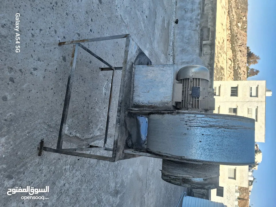 مصعد صناعي من 500 كغم  _ 1000 كغم شغال بحاله جيده استعمال خفيف/وتربين إيطالي 10حصان بحاله جيدة.