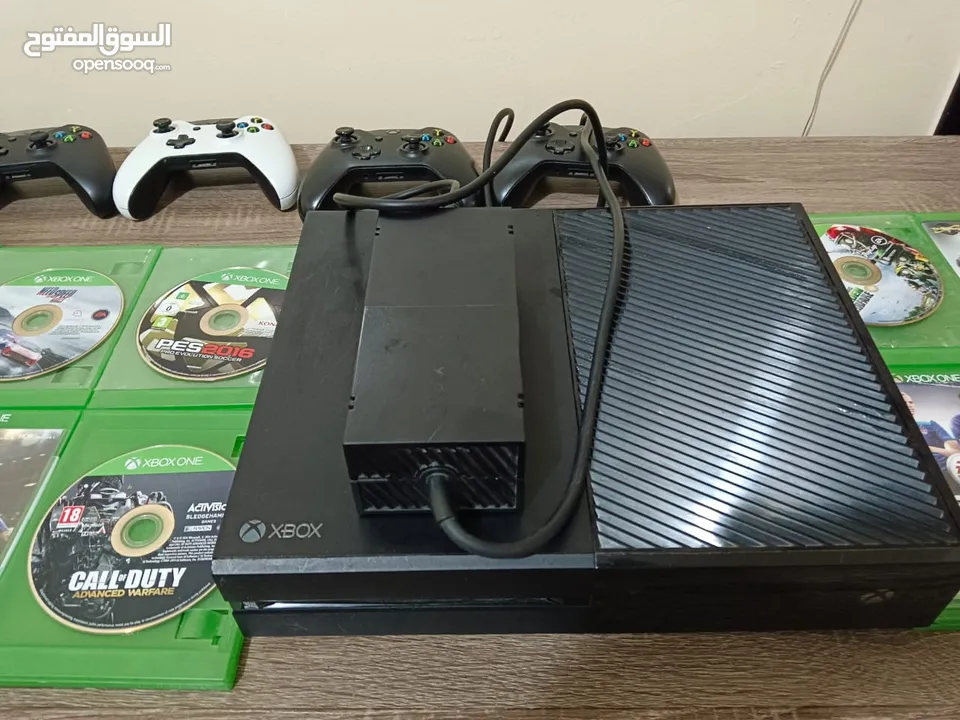 Xbox one 1Tb with 5 controllers