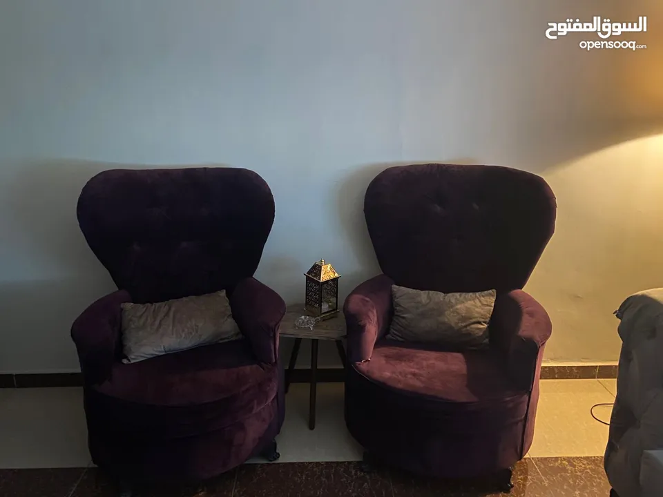 طقم كنب فاخر للبيع استعمال بسيط خشب زان ولاتيه ثقيل لايحتاج للصيانه