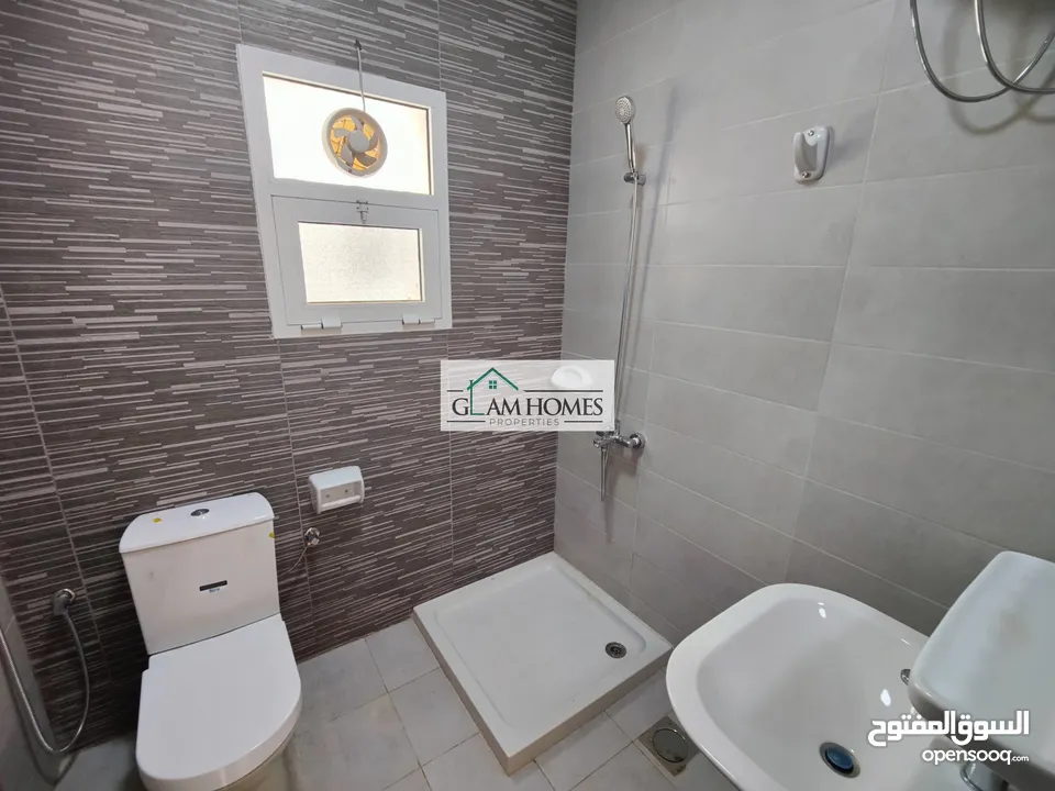 Glamorous 5 BR villa available for rent in Shatti Al Qurum Ref: 588H