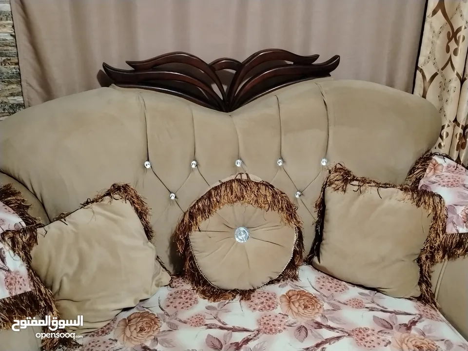 طقم كنبايات للبيع منظره فخم وحلو ونظيف بحال الوكاله ومريح بالجلوس مع طربيزات النص