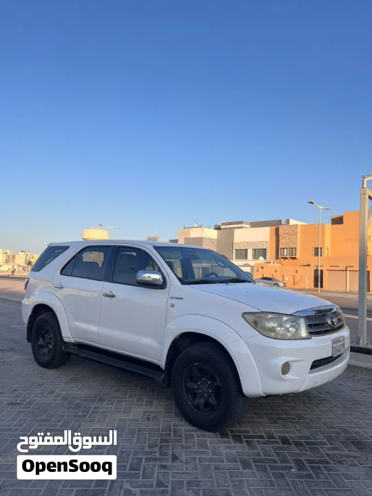للبيع تويوتا فورتشنر موديل 2010 مأمنه ومسجله سنه كامل لا تحتاج إلى اي شي تم عمل سيرفس مؤخراً 4 سلندر