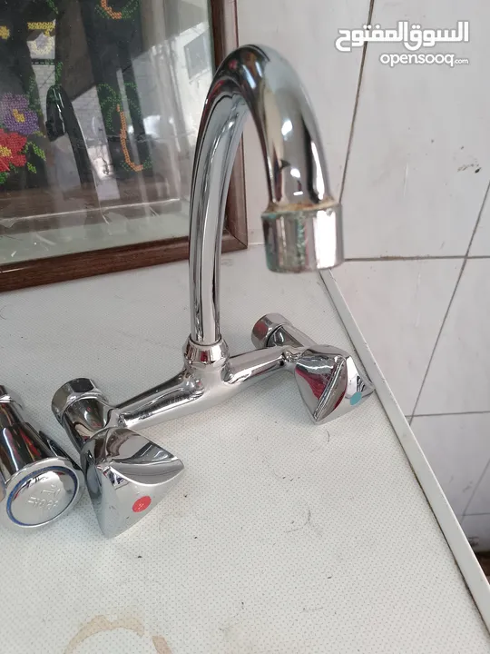 خلاط مياه إيطالي بحالة ممتازة للمغاسل والمجلى ، عدد2 موجودات بالبقعة وعالفحص