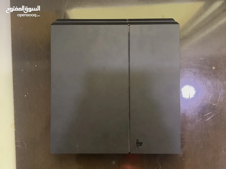 بلايستيشن 4 مستعمل مع يدتين بحالة الوكالة مع كفالة سنة كاملة (فقط للبيع ما اقبل تبديل أبدا)