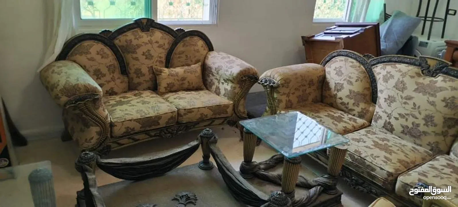 كنب مع طاولات بحالة ممتازة
