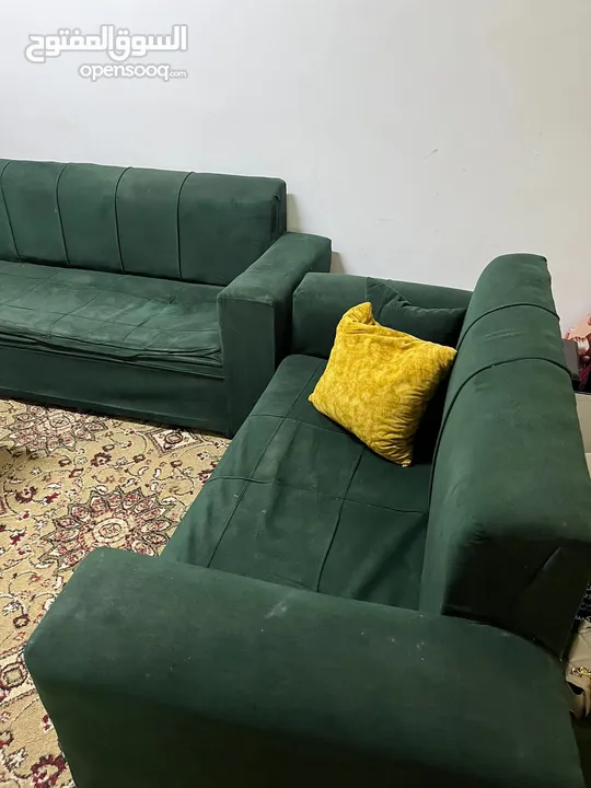 كنب وطاولة وخزانة تلفزيون ومروحة
