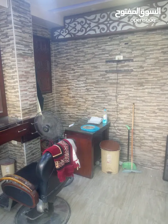 ديكور صالون حلاقه كامل مع الكراسي والمغسله والفرش شامل كل شي بالمحل باستثناء العده اليدويه