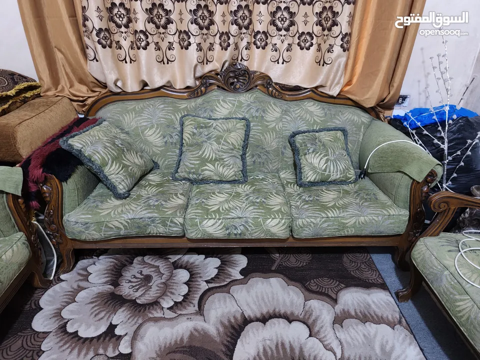 طقم كنب 8 مقاعد  للبيع موجود برصيفه قشاك اسود اصلي مافيه كحوت او ضربات بصلاه ع نبي