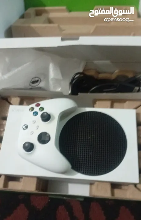 xbox series s الجهاز نظيف بحالة الجديد ومعه جميع اغراضه ،، تم استخدامه فترة قليلة وربي يباركلك فيه