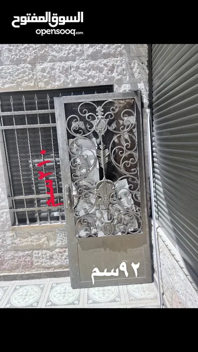 ابواب حديد ثقيله و بزجاج مسلكنه من الداخل