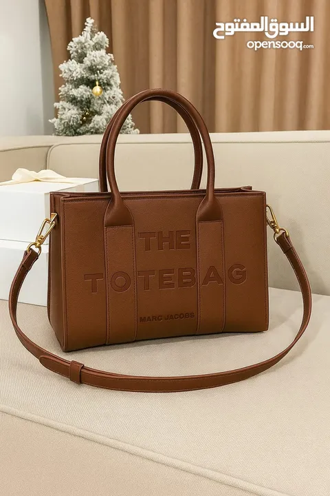 الأناقة كلها.. تنحمل على كتفك! شنطة Tote جلد فخم، حجم وسط مثالي للمشاوير مزودة بحزام طويل