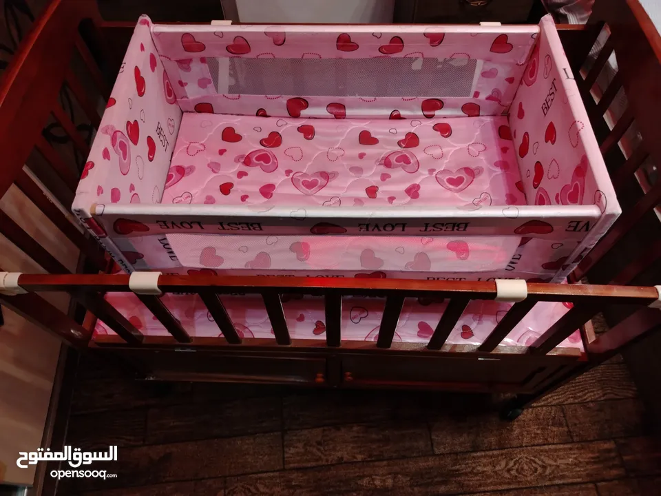 تخت بيبي عدد 2 ازرق و زهري اندونيسي مع الهزاز للتواصل
