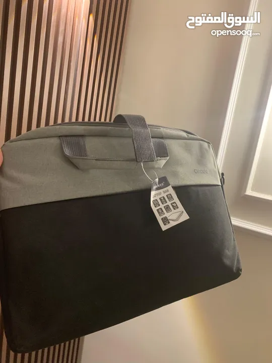 شاشة كبيرة جدا Macbook pro 16 inch  (شبه جديد مع كرتونة) شاحن جديد من ابل ومكفول بسعر مغري جدا