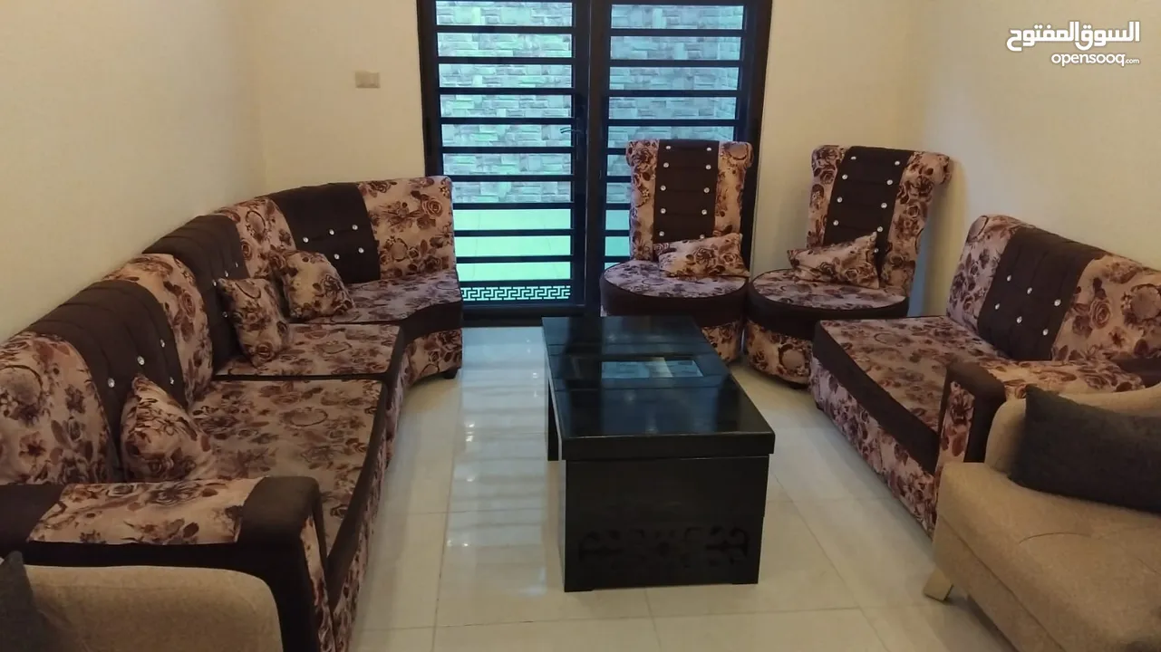 طقم كورنر بحالة ممتازة مع طاولة