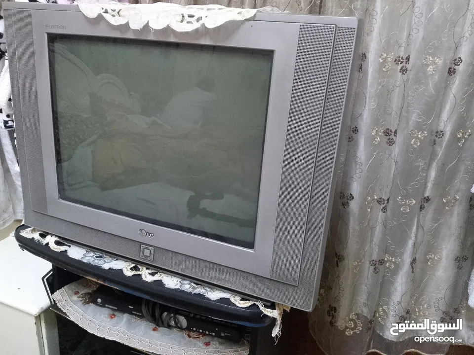 تلفزيون LG تقليدي  مع طاوله تلفزيون خشب