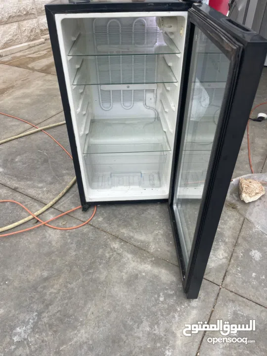 ثلاجة مكتب  باب كزاز لون اسود