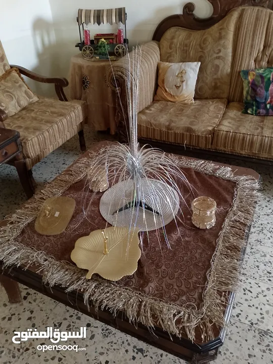 طقم كنب ومورس وبوفيه3قطع بحالة جيدة جدا