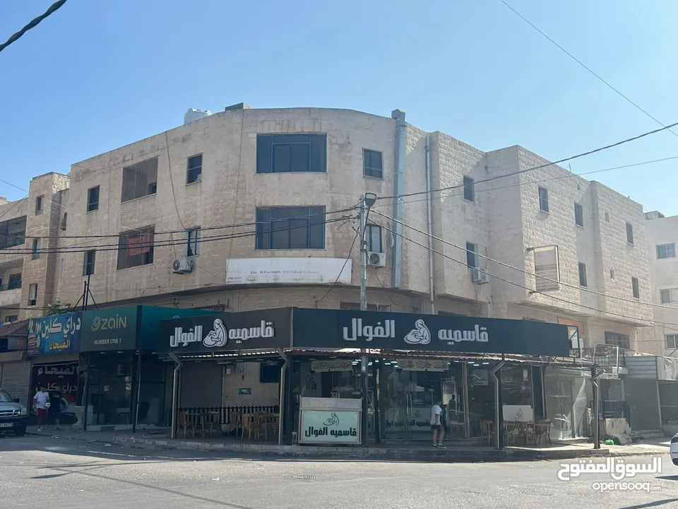 مجمع تجاري في وسط إربد عبارة عن محلات وشقق مع تسوية