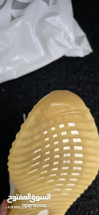 shoes Adidas Yeezy original 43وثلث الابيض اصلي والرمادي قياس 44 كوبي  بحاله ممتازه كانه جديد .