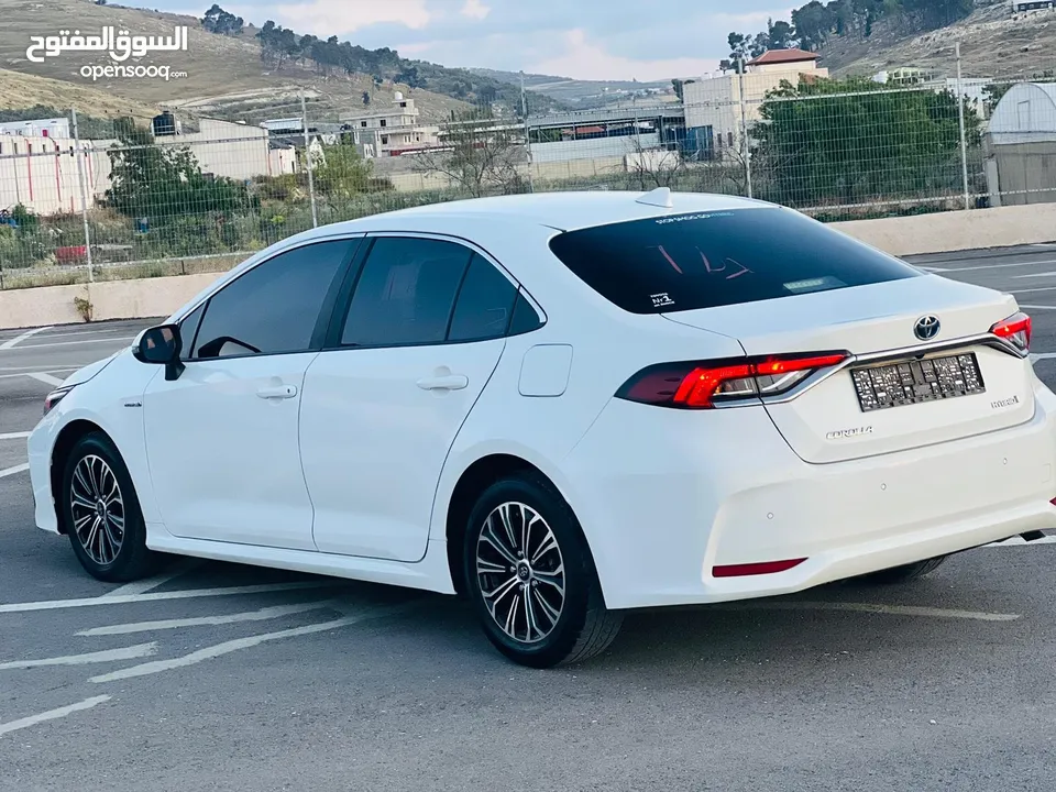 تيوتا كورولا هايبرد ترخيص 2022 فل بدون فتحة مميزة  ماتور 1800cc ( بنزين + كهرباء) 170Hp